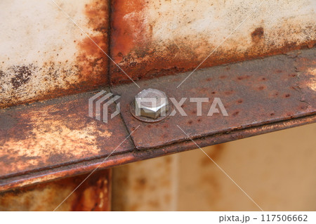 錆びた金属の塀 117506662