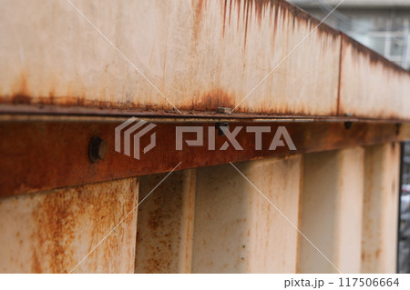 錆びた金属の塀 117506664
