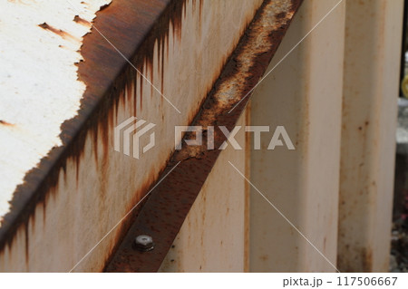 錆びた金属の塀 117506667