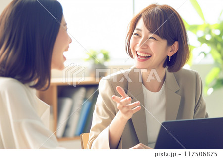 楽しそうに打ち合わせするビジネスウーマン2人_1 117506875