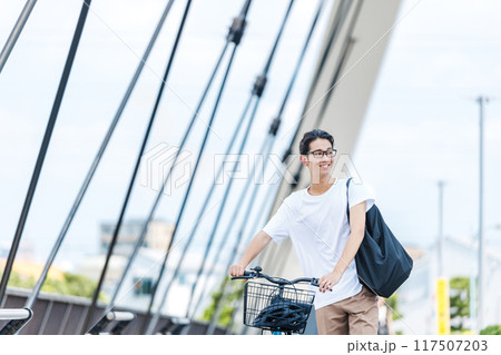 自転車で通勤する若い男性 117507203