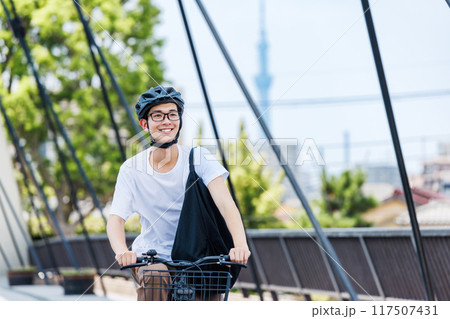 自転車で通勤する若い男性 自転車で通勤する若い男性 117507431