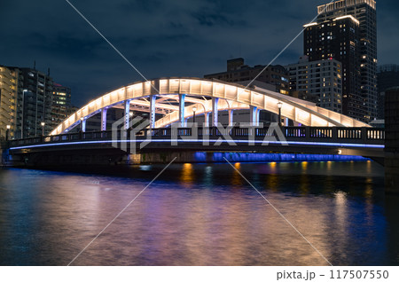 水の都大阪の堂島川にかかる橋 水の都大阪の堂島川にかかる橋 117507550