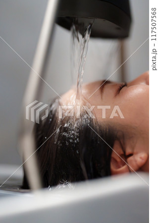 炭酸ヘッドスパを受ける女性 117507568