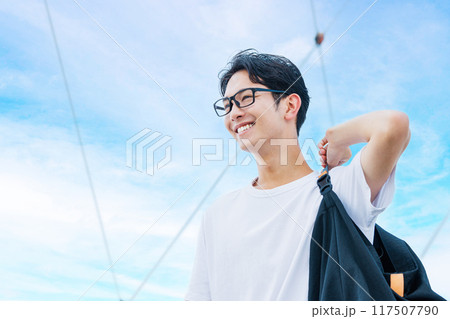 道路を歩く若い男性 117507790