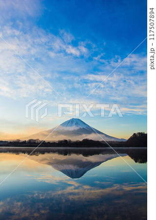 山中湖から見た早朝の逆さ富士 山中湖から見た早朝の逆さ富士 117507894