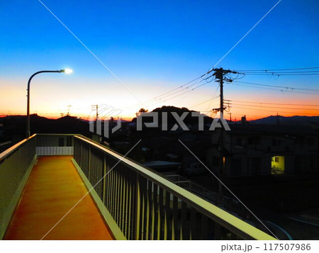 夕暮れの歩道橋 117507986
