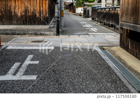 【重要伝統的建造物群保存地区】富田林寺内町　城之門筋と南会所町のあてまげの辻2　大阪府富田林市 117508180