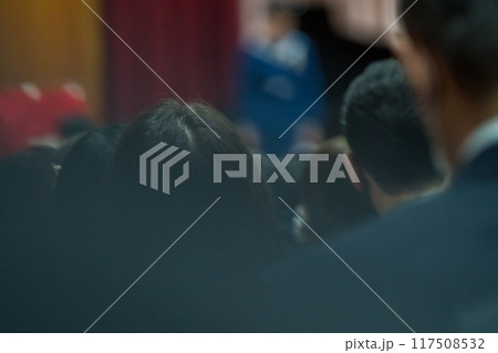 学校の卒業式に参列する保護者 学校の卒業式に参列する保護者 117508532