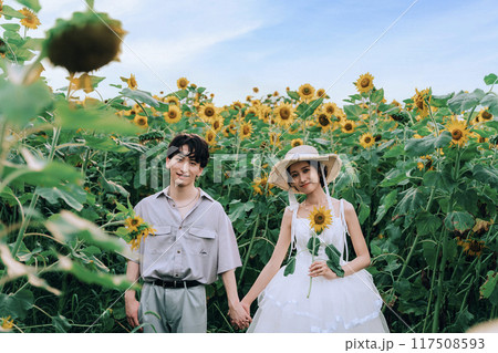 ひまわり畑で前踊りするカップル ひまわり畑で前踊りするカップル 117508593