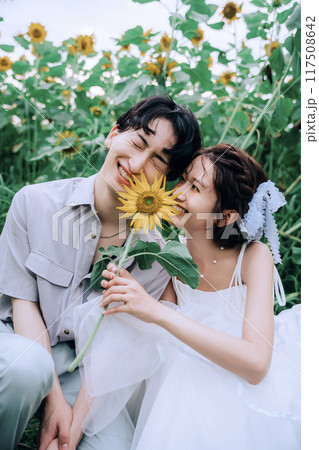 ひまわり畑で前踊りするカップル 117508642