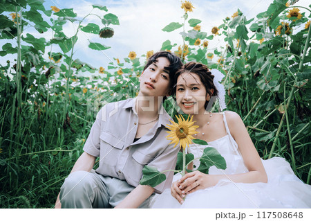 ひまわり畑で前踊りするカップル 117508648