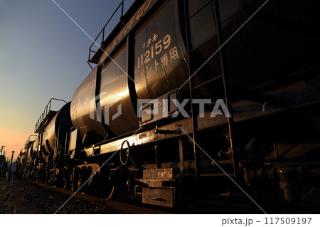 夕日を浴びる貨物列車 117509197