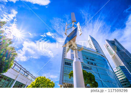 日本の横浜都市景観 JR桜木町駅前広場の再生可能エネルギーを活用した街路灯などを望む＝8月17日 117509296