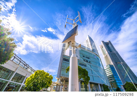 日本の横浜都市景観 JR桜木町駅前広場の再生可能エネルギーを活用した街路灯などを望む＝8月17日 117509298