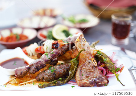 皿に盛られたバーベキュー 117509530