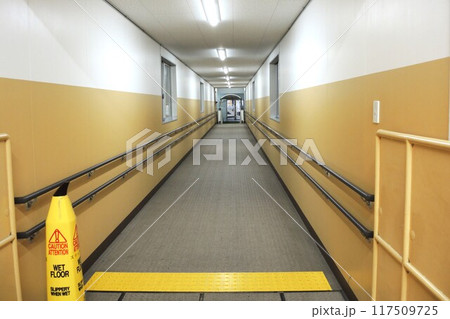 【福岡県北九州市】名門大洋フェリー新門司港 フェリーターミナルから見たフェリー 117509725