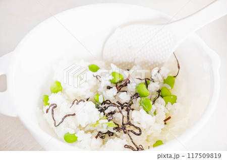 枝豆と塩昆布をご飯に混ぜる 枝豆と塩昆布をご飯に混ぜる 117509819