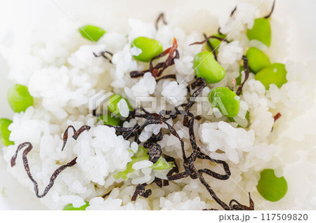 枝豆と塩昆布の混ぜご飯 117509820
