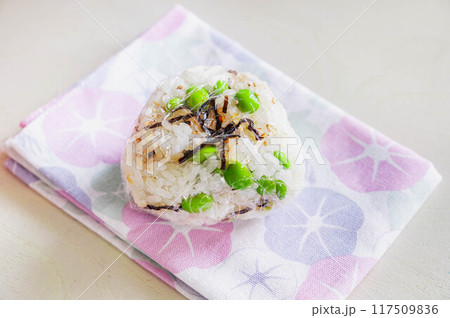 塩昆布と枝豆のおにぎり 塩昆布と枝豆のおにぎり 117509836