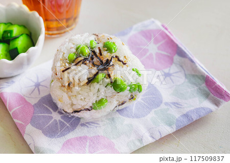 塩昆布と枝豆のおにぎり 117509837