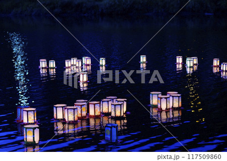 水面に映る灯篭 灯篭流し 117509860