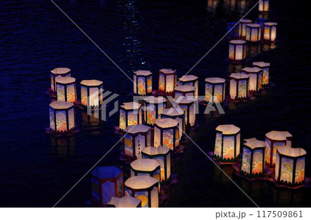 水面に映る灯篭 灯篭流し 117509861