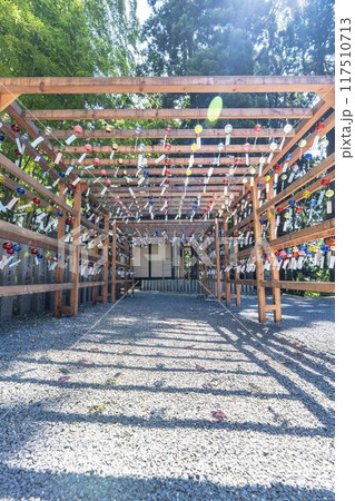 夏の熊野神社(熊野大社)　風鈴の飾り「かなで」　山形県南陽市 117510713