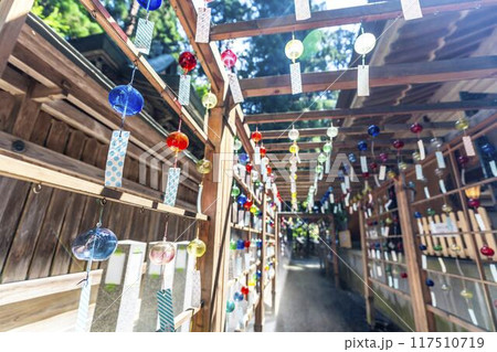 夏の熊野神社(熊野大社)　風鈴の飾り「かなで」　山形県南陽市 117510719