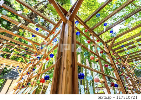 夏の熊野神社(熊野大社)　風鈴の飾り「かなで」　山形県南陽市 117510721