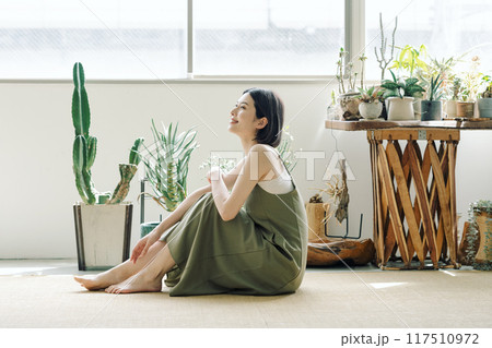 観葉植物を集める女性のポートレート 観葉植物を集める女性のポートレート 117510972