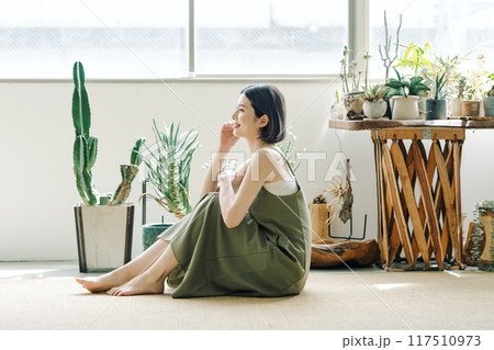観葉植物を集める女性のポートレート 117510973