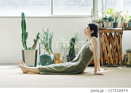 観葉植物と女性のポートレート 観葉植物と女性のポートレート 117510974