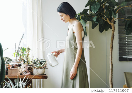 観葉植物に水をあげる女性 117511007