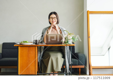 家でテレワークをする女性 117511009
