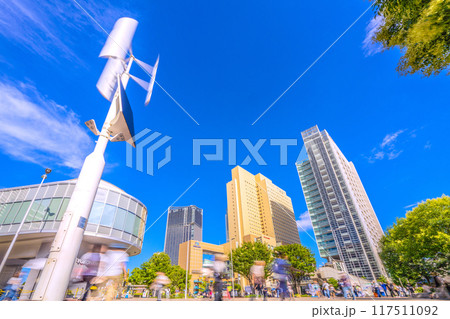 日本の横浜都市景観 JR桜木町駅前広場の再生可能エネルギーを活用した街路灯などを望む＝8月17日 117511092