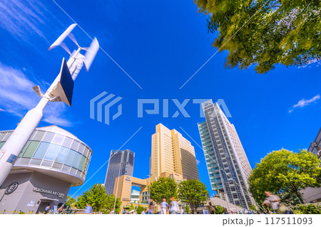 日本の横浜都市景観 JR桜木町駅前広場の再生可能エネルギーを活用した街路灯などを望む=8月17日 日本の横浜都市景観 JR桜木町駅前広場の再生可能エネルギーを活用した街路灯などを望む=8月17日 117511093