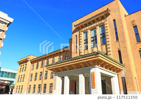 山梨県甲府市、山梨県庁別館の風景 117511350