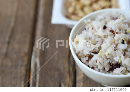 十五穀米入りご飯と大粒のパック納豆 雑穀米と発酵食品 十五穀米入りご飯と大粒のパック納豆 雑穀米と発酵食品 117511603