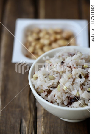 十五穀米入りご飯と大粒のパック納豆　雑穀米と発酵食品 117511604