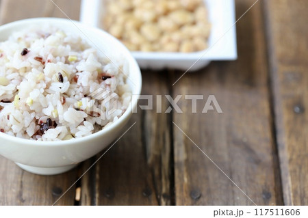 十五穀米入りご飯と大粒のパック納豆 雑穀米と発酵食品 十五穀米入りご飯と大粒のパック納豆 雑穀米と発酵食品 117511606