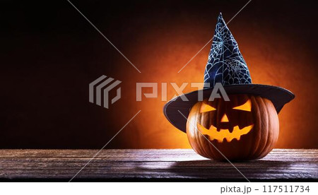 魔女の帽子をかぶった暗闇で光るハロウィンのカボチャ 117511734