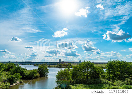 松戸市　初秋の江戸川の青空と風景 117511965