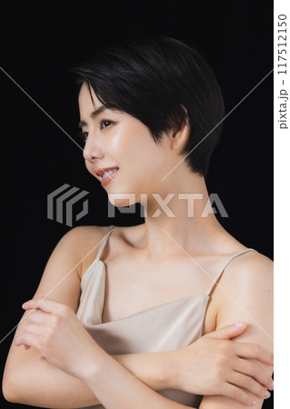 ショートヘアの女性のビューティイメージ ショートヘアの女性のビューティイメージ 117512150