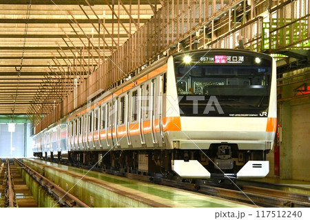 車両基地に停車する中央快速線のE233系（ホリデー快速・河口湖表示） 117512240