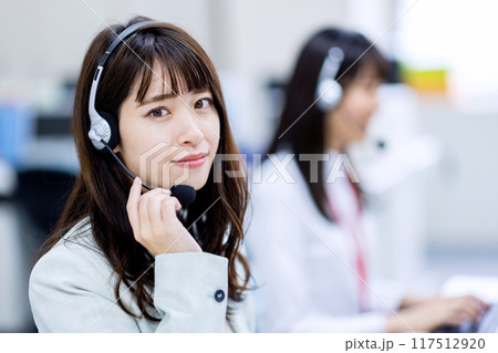 コールセンター で働く女性イメージ 117512920
