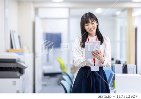 タブレットを持つ若い女性 タブレットを持つ若い女性 117512927