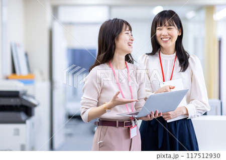 女性 チーム ビジネス 女性 チーム ビジネス 117512930