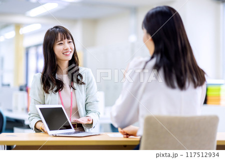 受付にいる女性に相談するイメージ 受付にいる女性に相談するイメージ 117512934