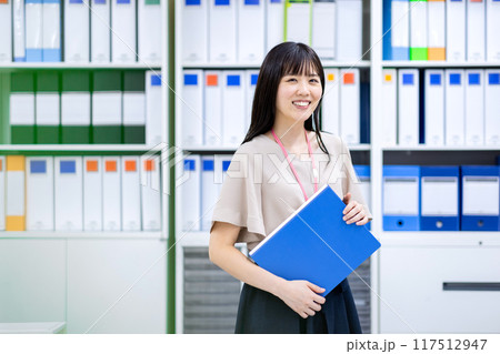 若手社員の女性イメージ 若手社員の女性イメージ 117512947